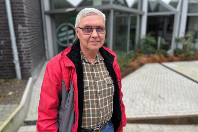 Klempner Heinz Schulte steht in der Dattelner Innenstadt.