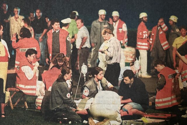 Ersthelfer versorgen nach der Explosion beim coop Familienfest die Verletzten im Westfalenpark in Dortmund.