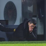 Nuri Sahin hält sich die Hand vor den Mund.
