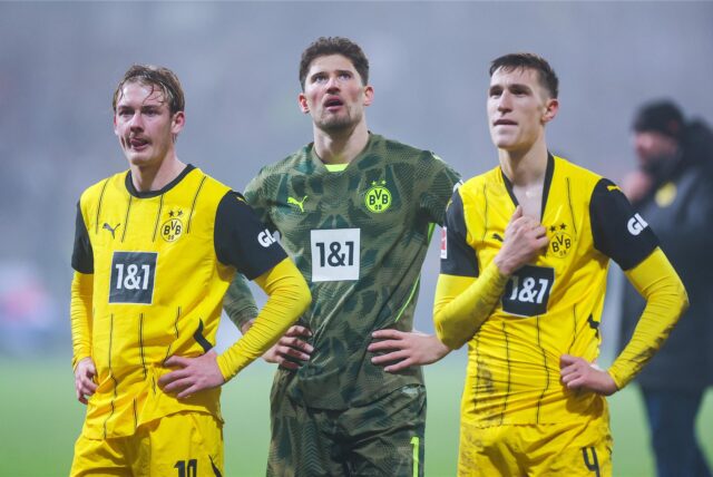 Die BVB-Spieler stehen enttäuscht auf dem Rasen.