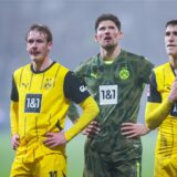 Die BVB-Spieler stehen enttäuscht auf dem Rasen.