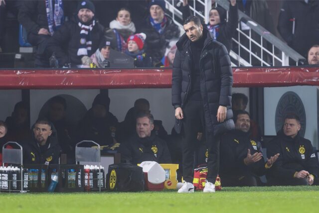 Nuri Sahin schaut zur Seite.