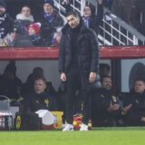 Nuri Sahin schaut zur Seite.