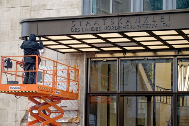 Arbeiter am neuen Eingang der Staatskanzlei von Nordrhein-Westfalen.