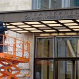 Arbeiter am neuen Eingang der Staatskanzlei von Nordrhein-Westfalen.