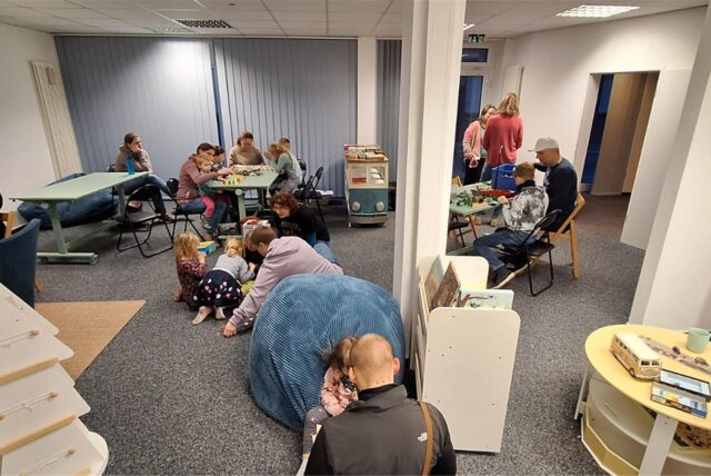 Kinder und Eltern spielen zusammen auf einem ersten Spieletreff des Vereins Herausforderung in Dorsten.