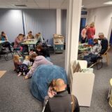 Kinder und Eltern spielen zusammen auf einem ersten Spieletreff des Vereins Herausforderung in Dorsten.