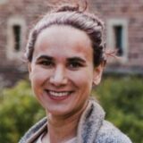 Montage: Vereinspressesprecherin Alison Marburger steht einem Bild der neuen Räumlichkeiten des Vereins „Herausforderung“ in der Suitbertusstraße in Dorsten gegenüber.