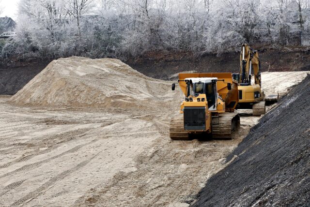 Nach der Aufschüttung des neue Betriebsgeländes mit Sand im Jahr 2022 passierte nichts mehr an der Baustelle des geplanten Betriebshofes.