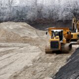 Nach der Aufschüttung des neue Betriebsgeländes mit Sand im Jahr 2022 passierte nichts mehr an der Baustelle des geplanten Betriebshofes.