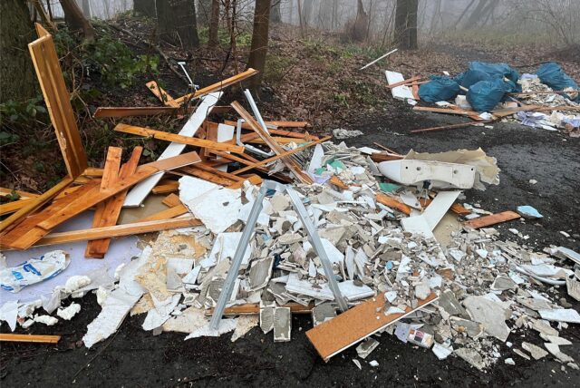 Am Rand der Marpenstraße in Herten haben Unbekannte Bauschutt entsorgt.