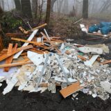Am Rand der Marpenstraße in Herten haben Unbekannte Bauschutt entsorgt.