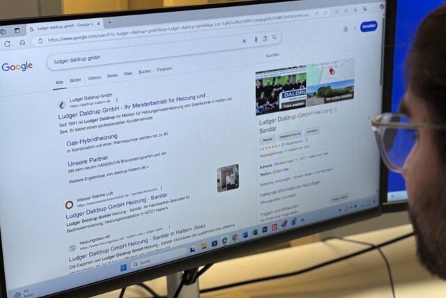 Ein Mann schaut auf einen PC-Monitor