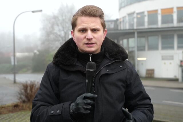 Reporter Marc Gruber steht mit Mikrofon auf der Richardstraße in Recklinghausen.