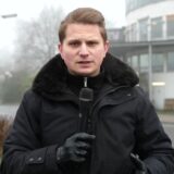 Reporter Marc Gruber steht mit Mikrofon auf der Richardstraße in Recklinghausen.