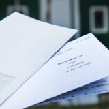 Links ein Brief mit einem Grundsteuerbescheid vor einem Haus, rechts das Porträtfoto von Jogi Lenort, Vorsitzender der Siedlergemeinschaft Colonie Gertrudenau e.V. in Herten.