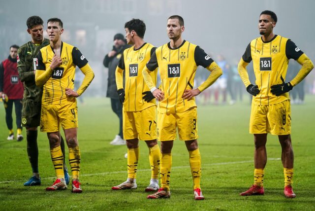 Gregor Kobel, Nico Schlotterbeck, Giovanni Reyna, Waldemar Anton und Felix Nmecha stehen auf dem Rasen.
