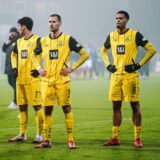 Gregor Kobel, Nico Schlotterbeck, Giovanni Reyna, Waldemar Anton und Felix Nmecha stehen auf dem Rasen.
