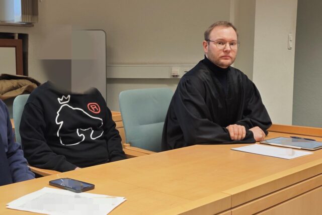 Der Angeklagte, der in Marl einen Mann mit einem Messer attackiert haben soll, neben seinem Verteidiger Fabian Haase (re.) im Essener Landgericht.