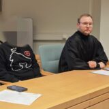 Der Angeklagte, der in Marl einen Mann mit einem Messer attackiert haben soll, neben seinem Verteidiger Fabian Haase (re.) im Essener Landgericht.