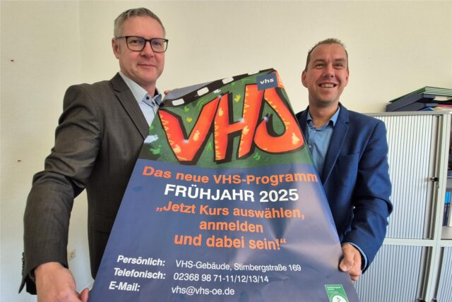 Bürgermeister Carsten Wewers und VHS-Leiter Pascal Fannasch
