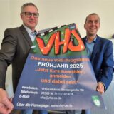 Bürgermeister Carsten Wewers und VHS-Leiter Pascal Fannasch