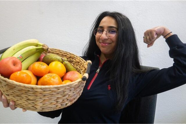 Eine Frau mit Obstkorb.