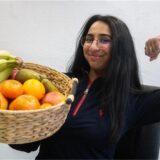 Eine Frau mit Obstkorb.