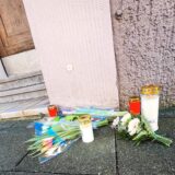 Blumensträuße und Grabkerzen liegen und stehen vor einer Hauswand in Recklinghausen. In einer Wohnung des Mehrfamilienhauses im Stadtteil Hillen ist eine getötete Mieterin (71 Jahre) gefunden worden.