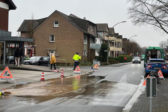 Wasser steht auf der Straße