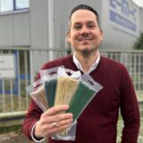 Thaddäus Nagy ist Geschäftsführer der EMC-direct GmbH & Co. KG. Er hält Kabelbinder in der Hand.