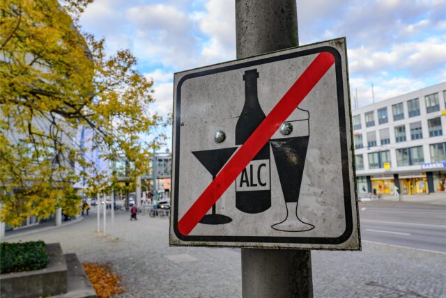 Ein Verbotsschild für das Trinken von Alkohol im öffentlichen Raum ist im Zentrum von Frankfurt (Oder) zu sehen.