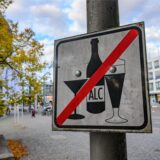 Ein Verbotsschild für das Trinken von Alkohol im öffentlichen Raum ist im Zentrum von Frankfurt (Oder) zu sehen.