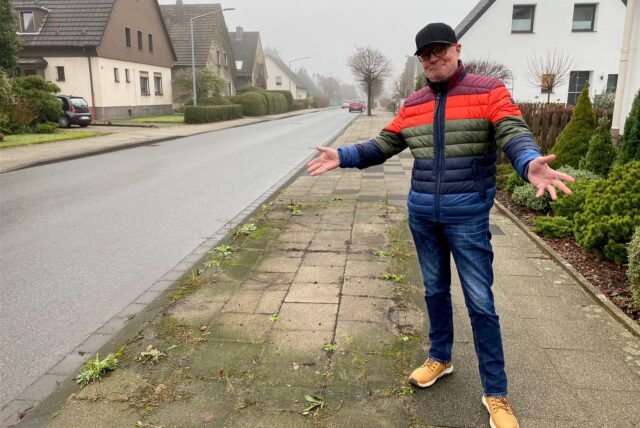 Wolfgang Kumpf steht auf dem Gehweg der Uhlandstraße in Herten-Disteln, wo zwei Jahre lang ein BMW gestanden hatte.