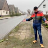 Wolfgang Kumpf steht auf dem Gehweg der Uhlandstraße in Herten-Disteln, wo zwei Jahre lang ein BMW gestanden hatte.