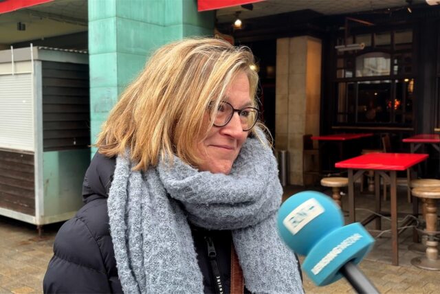 Eine Frau spricht in Dortmund in ein Mikrofon der Ruhr Nachrichten.