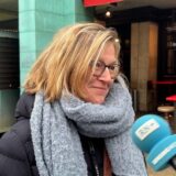 Eine Frau spricht in Dortmund in ein Mikrofon der Ruhr Nachrichten.