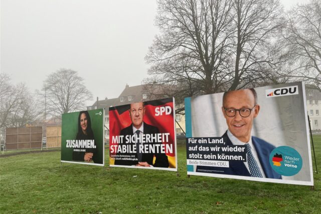 Rund um den Engelsburgplatz stehen „Wesselmänner“. Die großen Plakatwände zeigen die Spitzenkandidaten der großen Parteien, aber auch die beiden Castrop-Rauxeler Bundestagskandidaten.