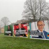 Rund um den Engelsburgplatz stehen „Wesselmänner“. Die großen Plakatwände zeigen die Spitzenkandidaten der großen Parteien, aber auch die beiden Castrop-Rauxeler Bundestagskandidaten.