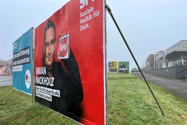 Großformatige Wahlplakate wie hier an der Münsterstraße sind in Haltern wieder im öffentlichen Raum aufgestellt.