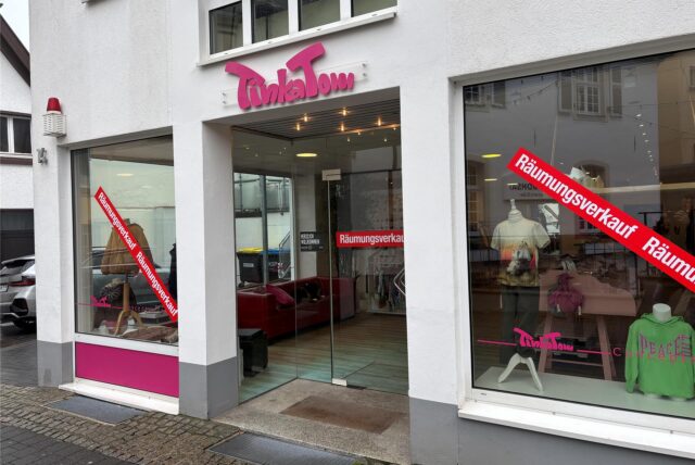 Außenansicht von TinkaTom, einem Geschäft für Kinderkleidung an der Straße Caspersgässchen in der Innenstadt von Recklinghausen. Auf zwei Schaufenstern sowie der gläsernen Eingangstür kleben rote Aufkleber, auf denen in weißer Schrift Räumungsverkauf steht.