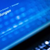 Ein Computerbildschirm zeigt das Wort „Fahndungen“.