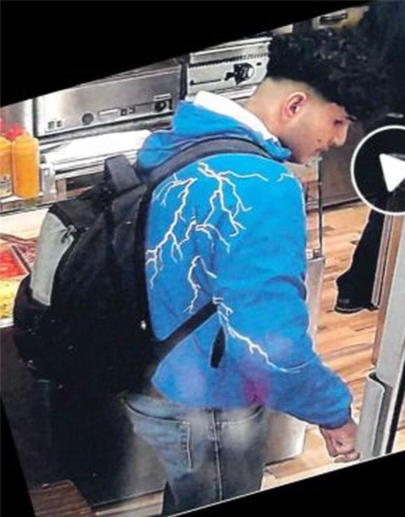 Ein junger Mann betritt einen Kiosk in Marl Ein junger Mann betritt einen Kiosk in Marl