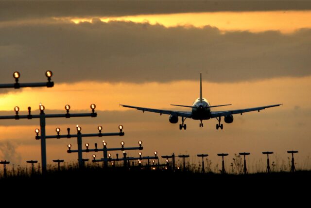 Späte Landungen sind am Dortmunder Flughafen weiterhin möglich.