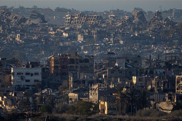 Zerstörte Gebäude sind vom Süden Israels aus im Gazastreifen zu sehen.
