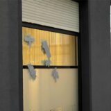 Mehrere Schüsse sind auf ein Tattoostudio an der Rheinischen Straße in Dortmund abgegeben worden. Die Einschusslöcher sind am Mittwoch (15.1.) mit Panzertape abgeklebt.