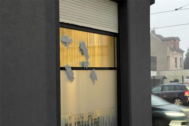 Mehrere Schüsse sind auf ein Tattoostudio an der Rheinischen Straße in Dortmund abgegeben worden. Die Einschusslöcher sind am Mittwoch (15.1.) mit Panzertape abgeklebt.