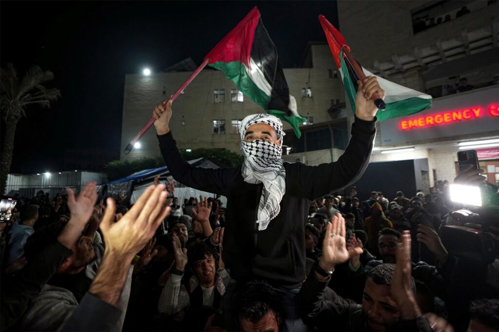 Palästinenser feiern die Ankündigung eines Waffenruheabkommens zwischen der Hamas und Israel in Deir al-Balah im zentralen Gazastreifen. Palästinenser feiern die Ankündigung eines Waffenruheabkommens zwischen der Hamas und Israel in Deir al-Balah im zentralen Gazastreifen.
