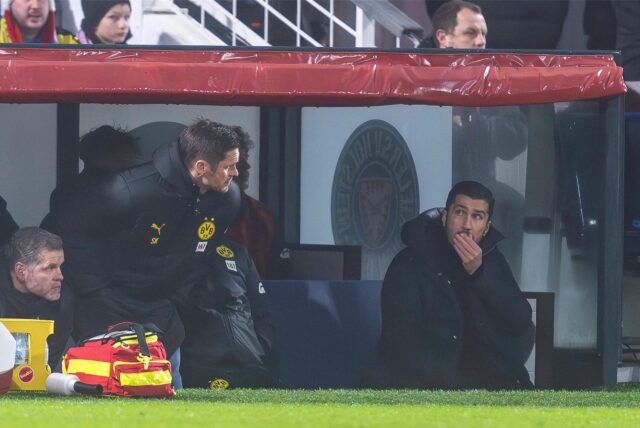 Nuri Sahin schaut Sebastian Kehl an.