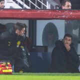 Nuri Sahin schaut Sebastian Kehl an.